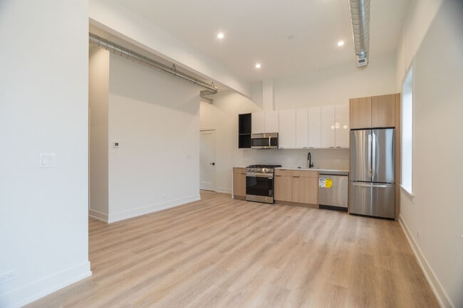 Building Photo - 2256 N Sawyer Ave