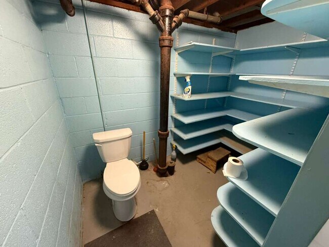 Building Photo - 3 BED 1.5 BATH SINGLE FAMILY HOME