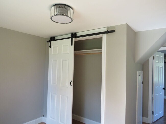 Building Photo - 3 Bedroom 2 Bath Home