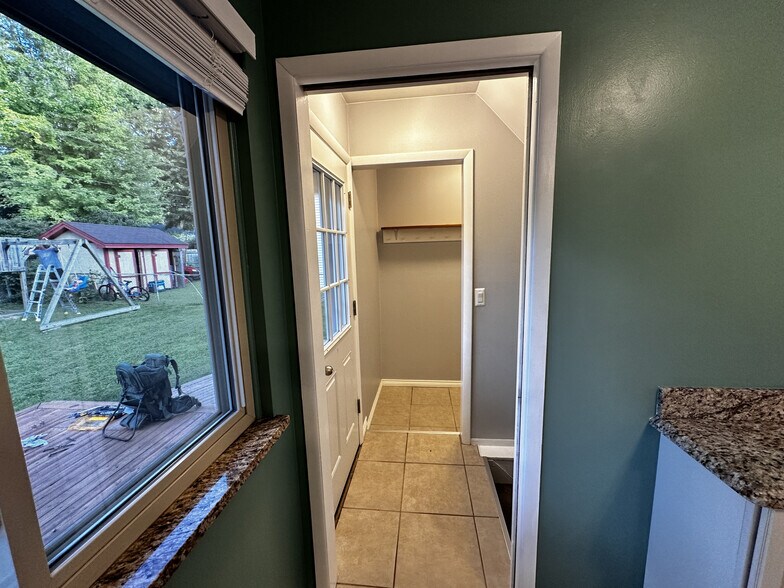 Building Photo - 3589 Knollview Ave