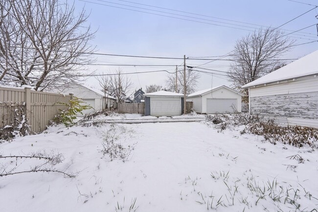 Building Photo - 664 Siebert St