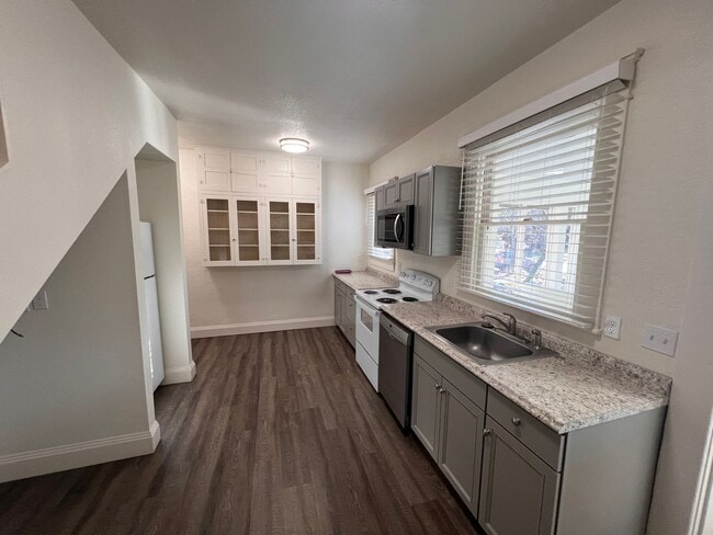 Building Photo - 5BD/2BA Gorgeous Vintage Home