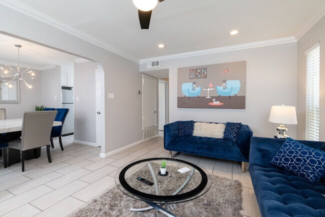 Building Photo - 2213 Park Hill Dr