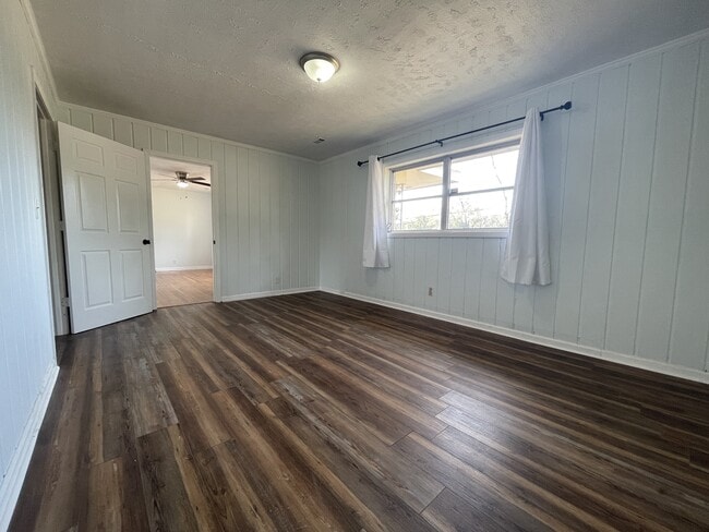 Building Photo - 1920 Charlton Dr