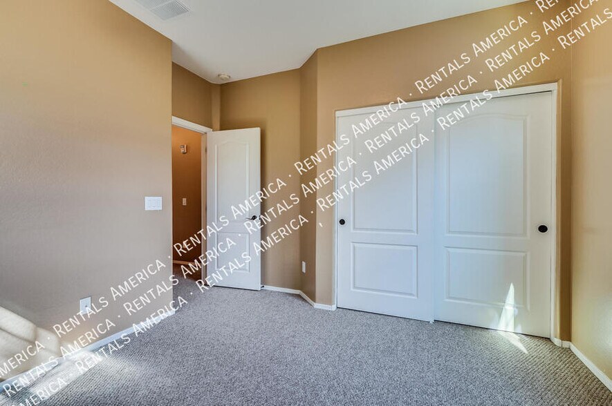 Building Photo - 2727 S Equestrian Dr