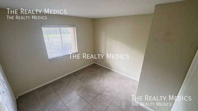 Building Photo - 2130 Forest Knoll Dr NE