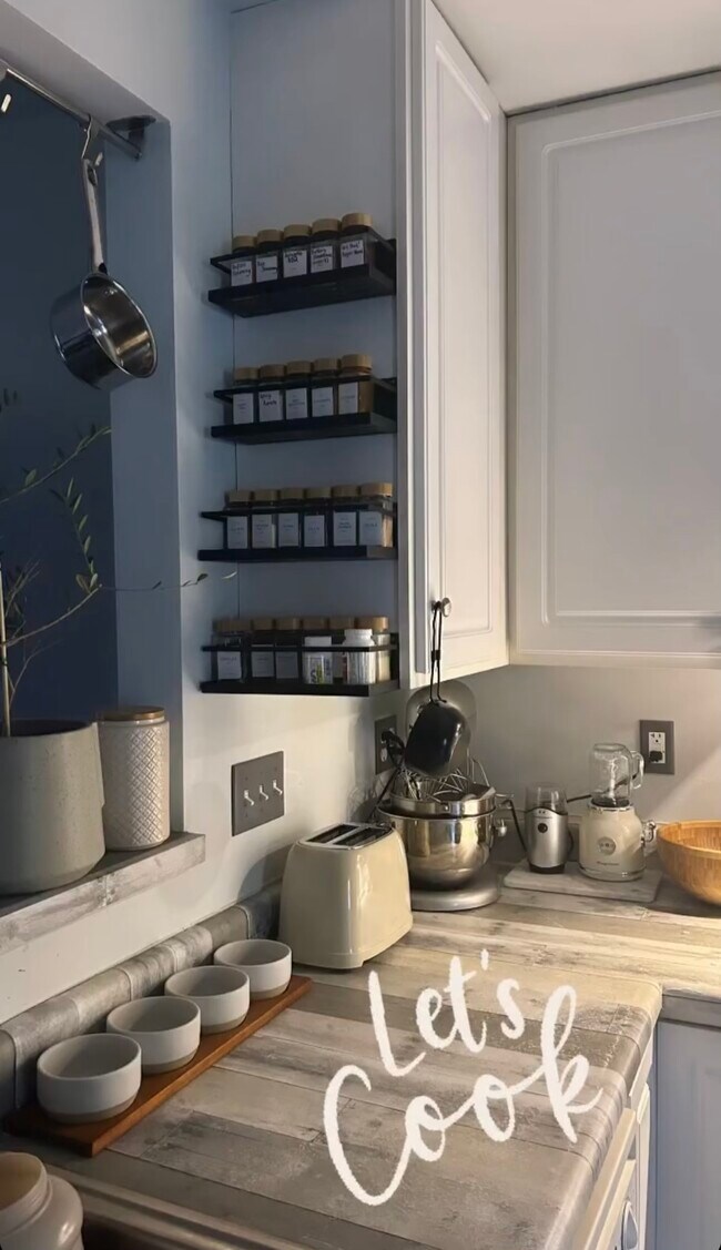 Building Photo - 27 Blackburn Mnr