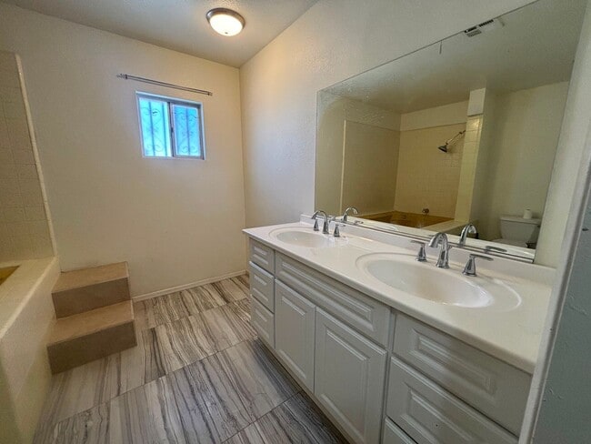Building Photo - 572 Lenrey Ave