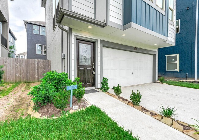 Building Photo - 2022 Groveland Glen Dr