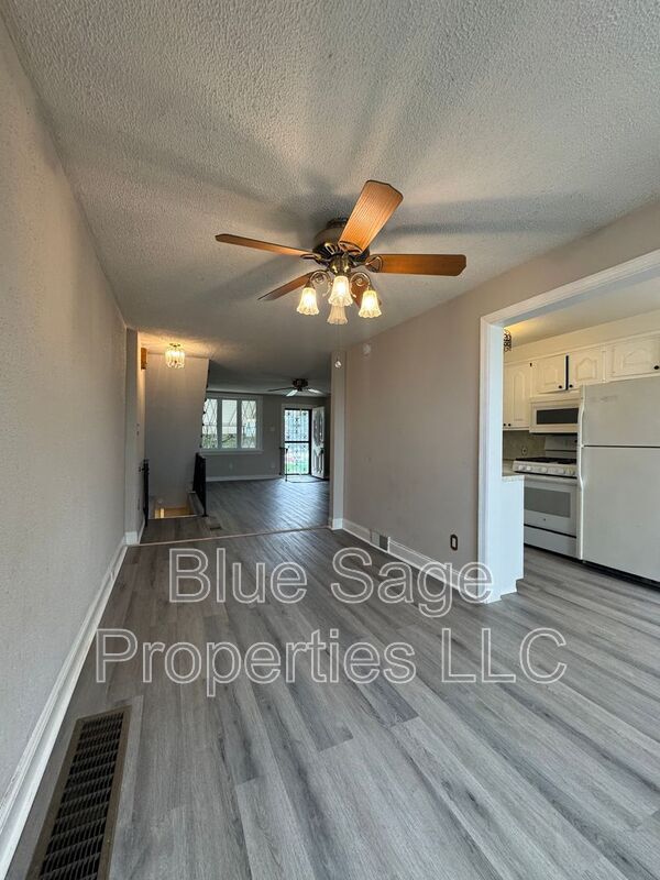 Building Photo - 228 W Wyncliffe Ave
