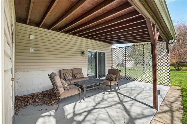 Building Photo - 16 Wheatfield Dr