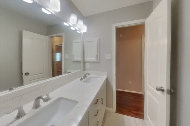 Building Photo - 3631 Royal Royce Dr