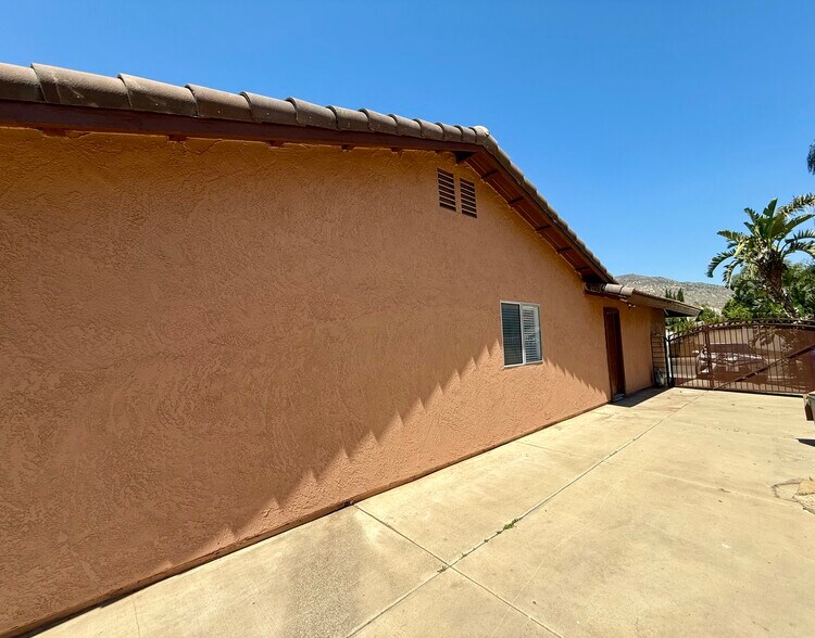 Building Photo - 2920 Bixby Dr