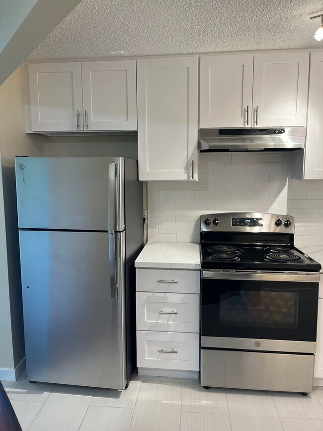 Building Photo - Spacious Renovated 2 Bed 1.5 Bath with Cor...