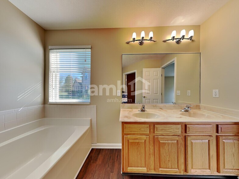 Building Photo - 8106 Logans Ridge Dr