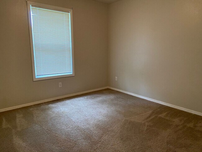 Building Photo - Single-Family Home in Merriam Woods