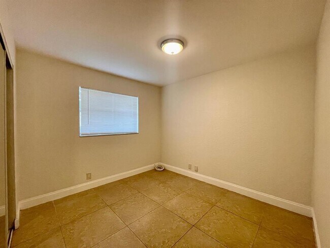 Building Photo - 601 NE 29th Dr