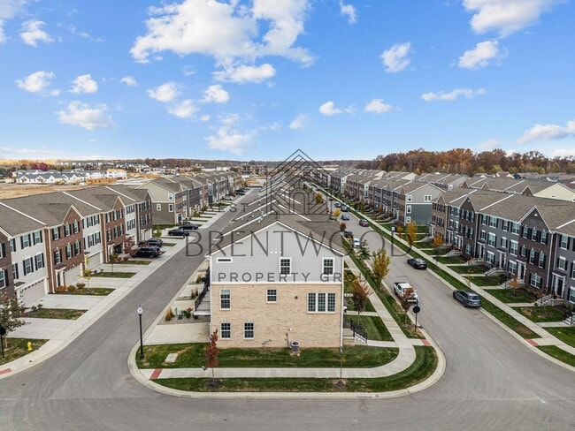 Building Photo - Move-In Ready Modern Townhome in Sought-Af...