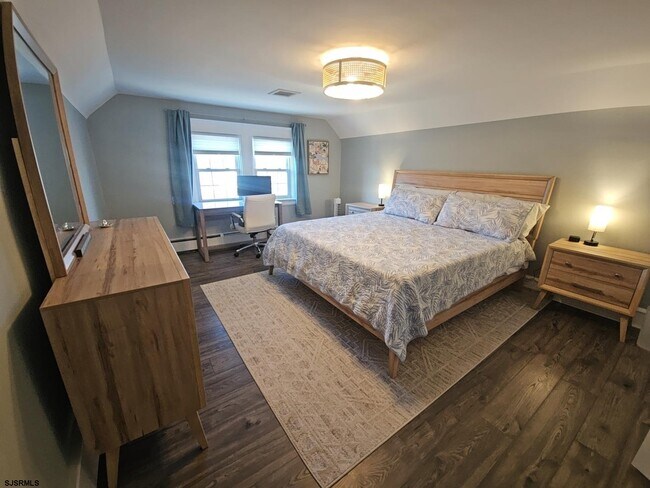 Building Photo - 111 N Sacramento Ave