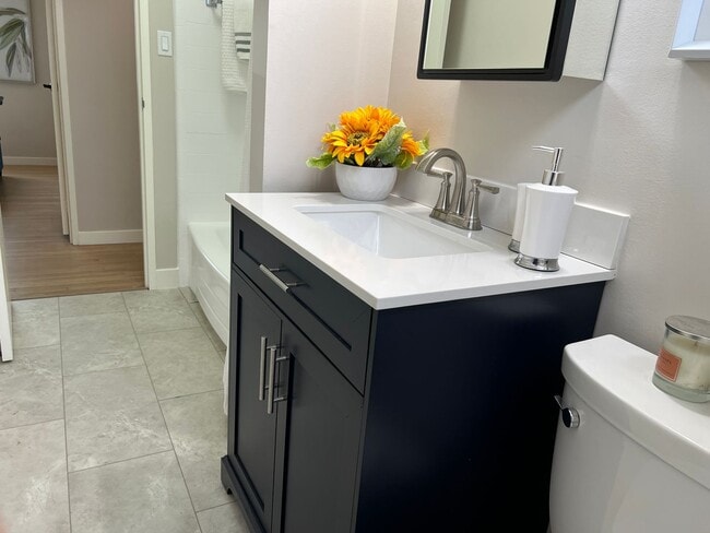 Building Photo - Remodel Detached 4 Bed / 2 Bath Home Near ...