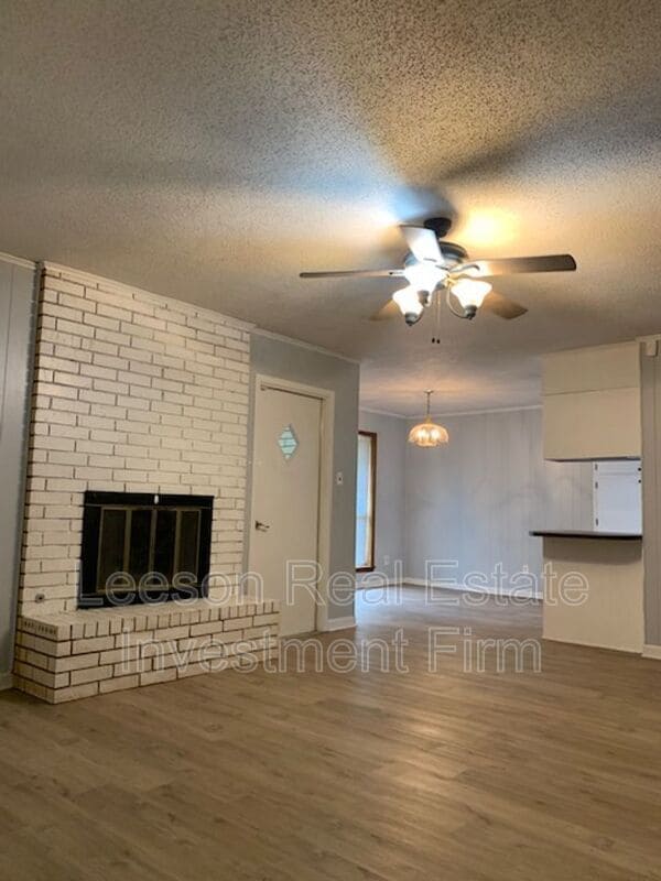 Building Photo - 302 Avenida Dr