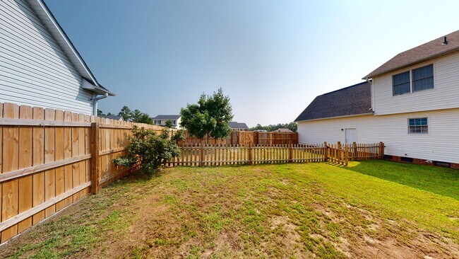 Building Photo - 4 Bedrooms in Sought After Neighborhood & ...