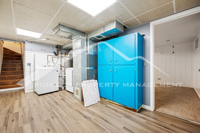 Building Photo - Charming Home with Central AC and Washer/Dryer