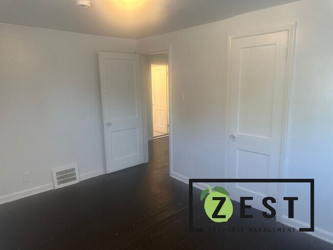 Building Photo - WELCOME HOME! 3BDRM 1.5BTH w/ GARAGE!!! AN...