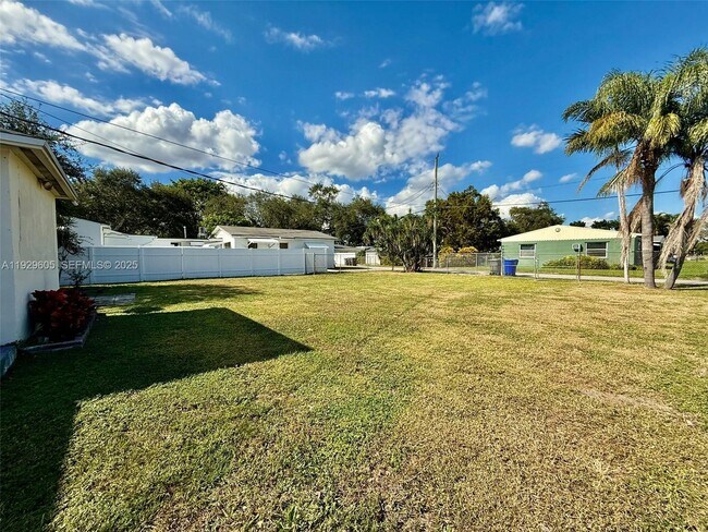 Building Photo - 2403 Scott St