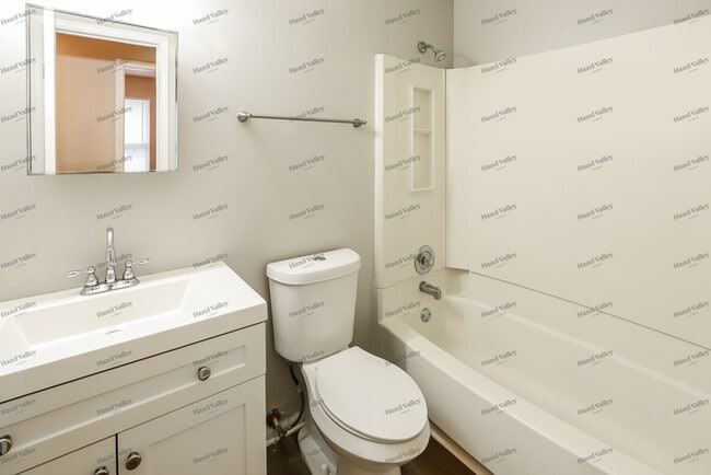 Building Photo - 1927 Jackson Ave