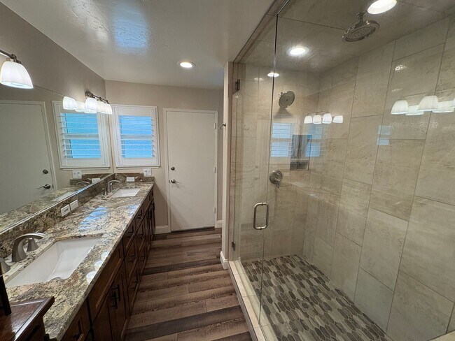 Building Photo - NW Visalia Home Near Country Club Available Now! *Private Showing Only*