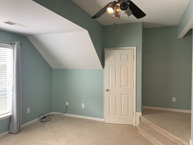 Building Photo - Move-in Ready 5 bedroom, 3.5 bath house lo...