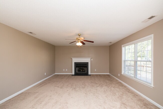 Building Photo - 4 Bedroom 2 Bath