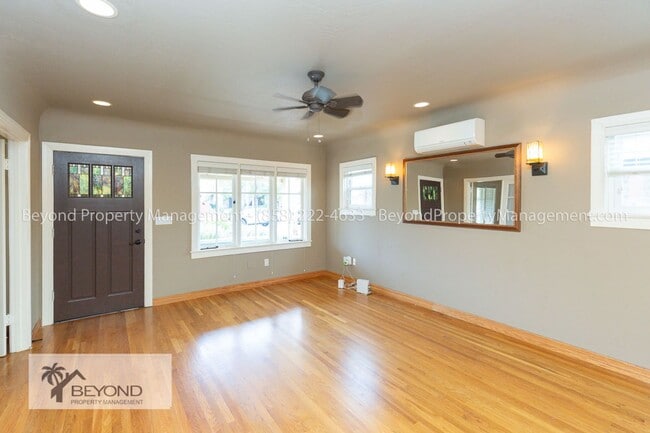 Building Photo - CHARMING 2 BEDROOM CRAFTSMAN BUNGALOW IN T...