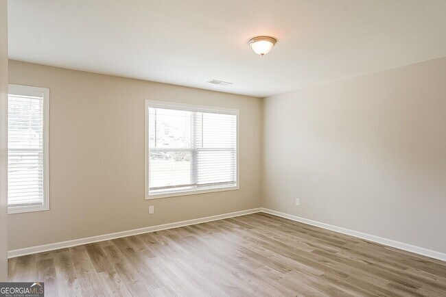 Building Photo - 657 Amberwood Dr
