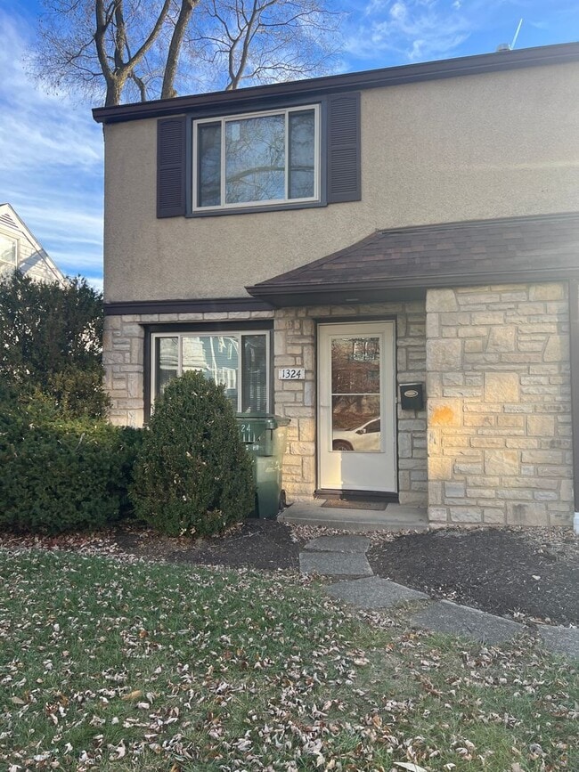 Building Photo - 2 Bedroom Townhome in Grandview!!