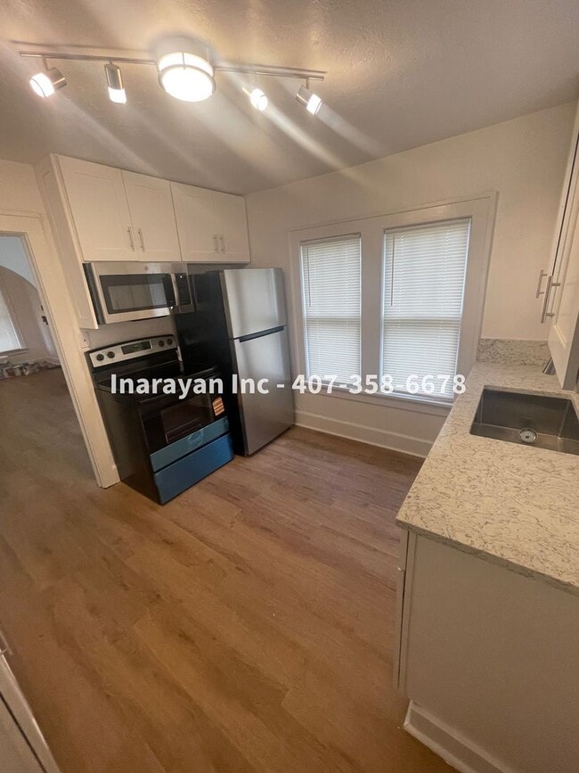 Building Photo - Newly Remodeled 2/1 House with cozy porch