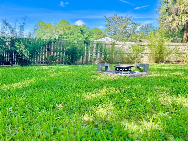 Building Photo - 171 Salmon Dr NE