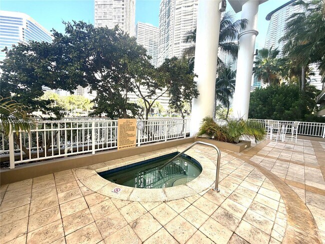Building Photo - 801 Brickell Key Blvd