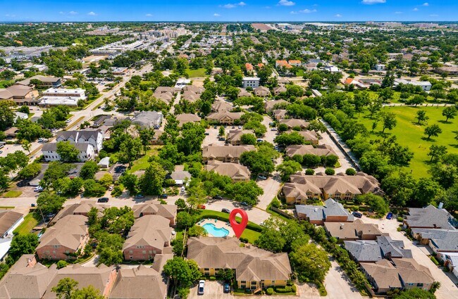 Building Photo - 1311 Antoine Dr