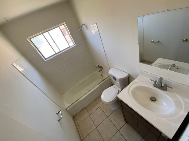 Building Photo - 3 Bed 2 Bath Home Available Today