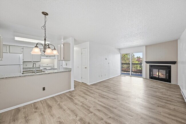 Building Photo - $1,340.95 - 2 Bed, 1 Bath Condo in Aurora with In Unit Laundry!
