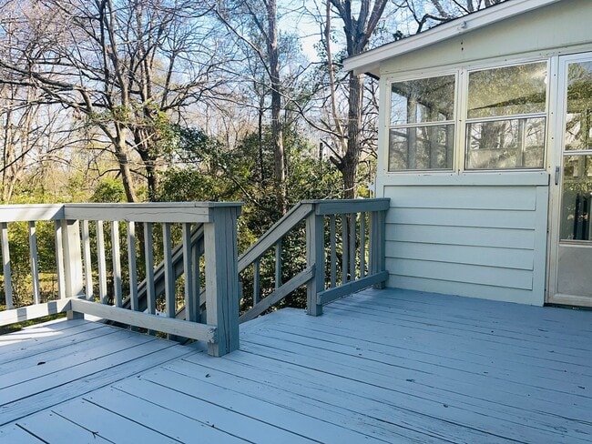 Building Photo - Adorable cottage style home with large fenced in backyard near Downtown Lagrange! Must see!
