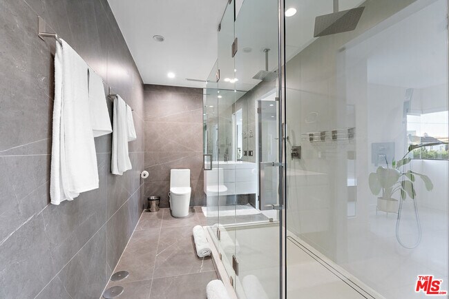 Building Photo - 201 S Bedford Dr