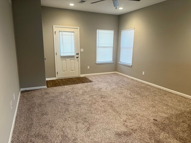 Building Photo - 2 Bed 1 Car Attached Villa in Blue Springs