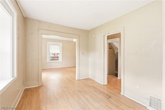 Building Photo - 285 Sumner Ct