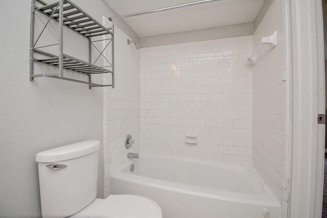Building Photo - 10855 Meadowglen Ln