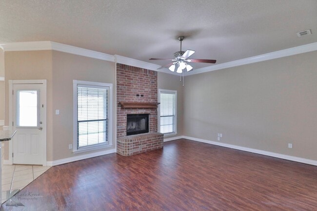 Building Photo - 4 bed 2 bath; newer carpet!