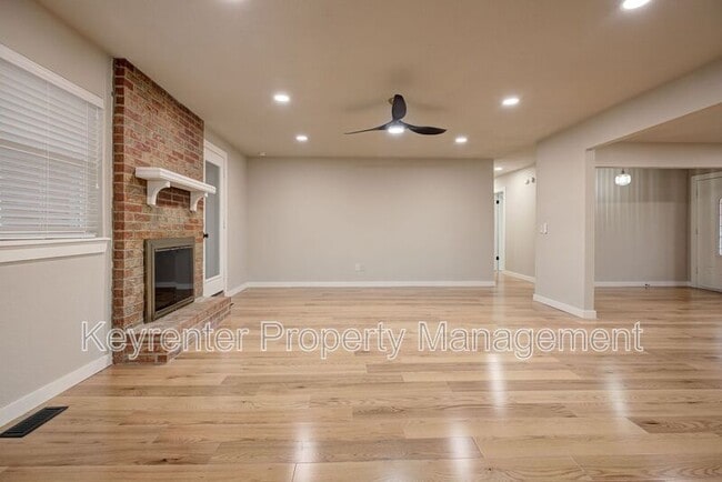 Building Photo - 314 N Lakeside Terrace