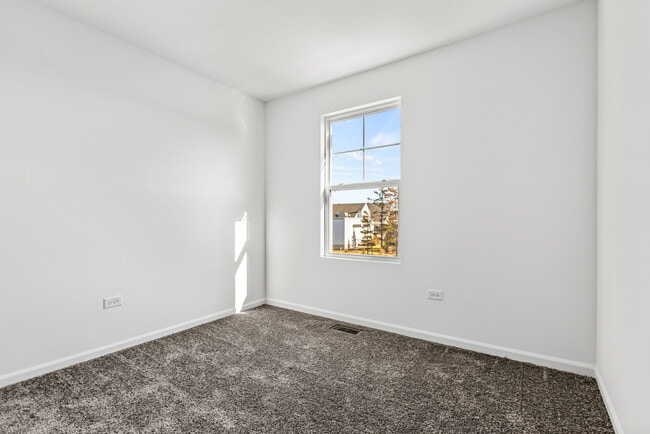 Building Photo - 1587 Syracuse Dr